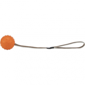 Кучешка играчкаTrixie Ball on a rubber belt топка от естествена гума на каишка за дърпане